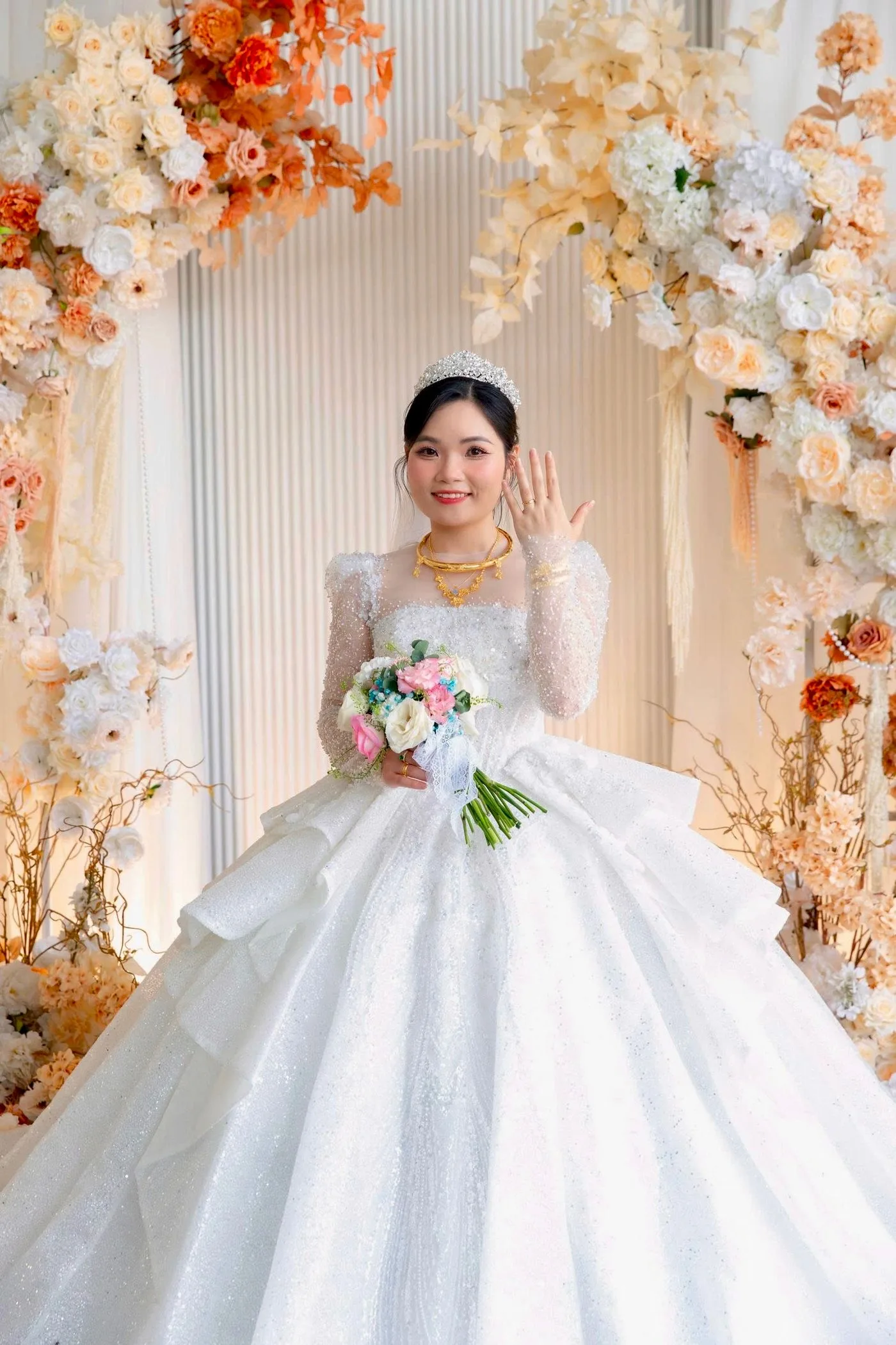 极简婚纱为什么越来越火？设计理念与穿搭