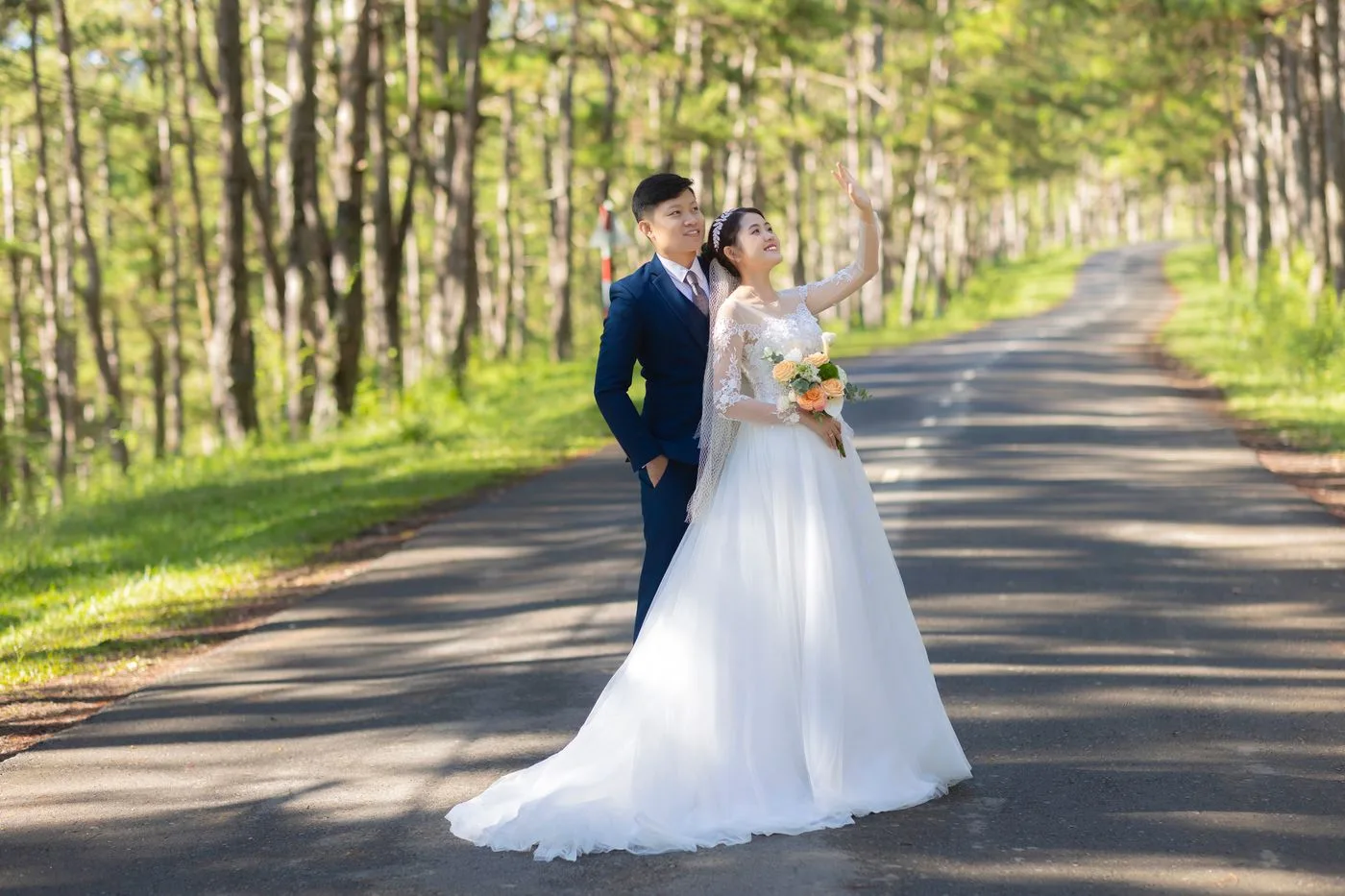 户外婚礼 新人林间合影｜户外婚纱照